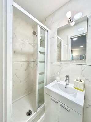 Hiustenkuivaaja, pyyhkeet, saippua, vessapaperi