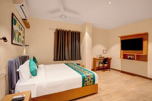Kamar Double Superior | Meja kerja dan setrika/meja setrika