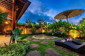 Un jardin bien entretenu, agrémenté d’un espace détente, d’un petit étang et d’un coin repas.
