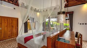 Vila Mewah, 1 Tempat Tidur King, kolam renang pribadi, pemandangan kebun | 1 kamar tidur, seprai premium, meja kerja, dan ruang kerja ramah laptop
