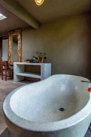 Luxury Villa, 1 King Bed, Private Pool, Garden View | Bathroom - Tiare Villa Ubud by Dhananjaya Hospitality (Sebatu)