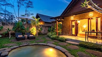 Vila Mewah, 1 Tempat Tidur King, kolam renang pribadi, pemandangan kebun | 1 kamar tidur, seprai premium, meja kerja, dan ruang kerja ramah laptop