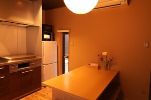 Fridge, microwave, oven, electric kettle - [Mibu-an]Traditional Japanese-style Kyoto townhouse Close to public transportation and Jitie station (京都市)