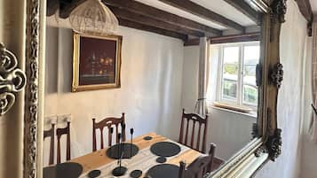 House, 2 Bedrooms, Smoking, Garden View | Dining room