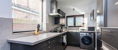 Maison | Cuisine privée | Réfrigérateur, four à micro-ondes, un four, surface de cuisson