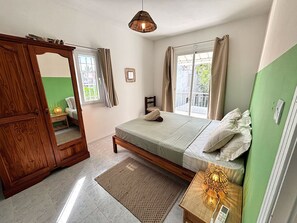 3 makuuhuonetta, silitysrauta/-lauta, vauvan matkasänky, Wi-Fi