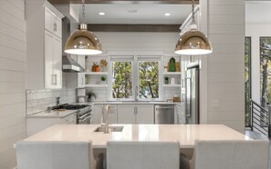 Geladeira, micro-ondas, fogão, cooktop