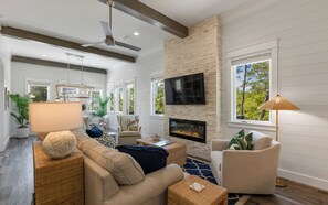 Smart TV, lareira, mesa de pingue-pongue, livros