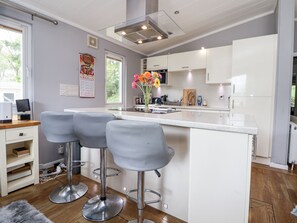 Dishwasher, cookware/dishes/utensils - 155 Woodland Hall (Ruthin)