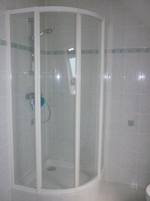 Douche, serviettes fournies, papier toilette