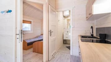 Kühlschrank, Herdplatte, Wasserkocher mit Kaffee-/Teezubehör