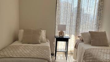 2 habitaciones, tabla de planchar con plancha, wifi y ropa de cama