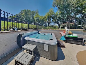Outdoor spa tub - Sunset Cove | Pet-Friendly w/ Heated Pool + Game Room (Dandridge)
