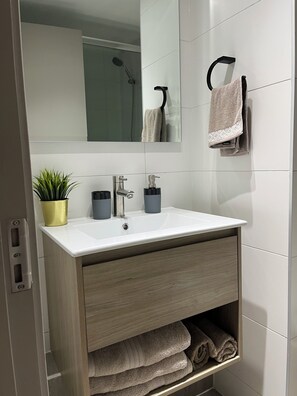 Hair dryer, towels, soap, toilet paper - Beautiful new apartment with parking (Ñuñoa)