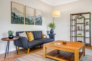 Televisio, takka, pöytäjalkapallopöytä, kirjoja