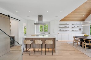 Kylskåp, mikrovågsugn, ugn och spishäll