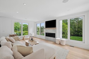 Smart-tv och eldstad