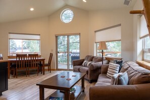 TV - Modern 2 bdrm Walk to Downtown Sisters (Sisters)