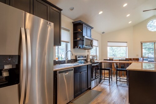 Modern 2 bdrm Walk to Downtown Sisters