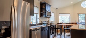 Modern 2 bdrm Walk to Downtown Sisters