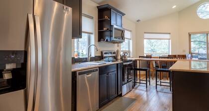 Modern 2 bdrm Walk to Downtown Sisters