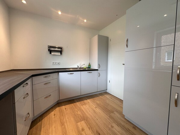 Kühlschrank, Ofen, Herdplatte, Geschirrspüler