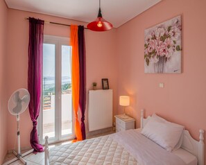 3 slaapkamers, een strijkplank/strijkijzer, wifi, beddengoed