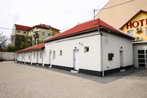 Μια σειρά από λευκά κτίρια με κόκκινες στέγες, πιθανότατα μέρος ενός συγκροτήματος ξενοδοχείων.