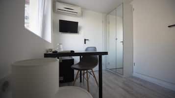 Compact Single Room | Minibar, caja de seguridad en la habitación y escritorio