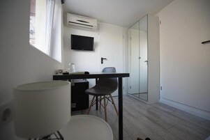 Compact Single Room | Μίνι μπαρ, χρηματοκιβώτιο στο δωμάτιο, γραφείο 