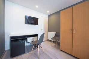 Dört Kişilik Oda | Minibar, odada kasa, masa, dizüstü bilgisayar çalışma alanı 