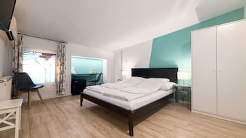 Attic Double Room | Minibar, caja de seguridad en la habitación y escritorio