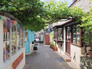 Cottage | Outdoor dining - Drake's Hideaway (Lyme Regis)