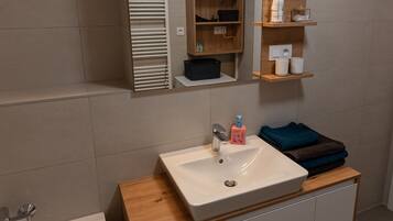 Hiustenkuivaaja, pyyhkeet, saippua, vessapaperi