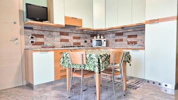 Frigorifero, microonde, forno, piano cottura