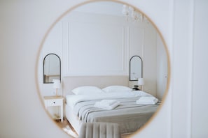1 quarto, escrivaninha, ferros/tábuas de passar roupa, berço de viagem