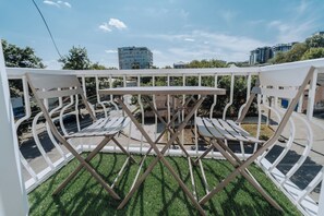 Outdoor dining - Historic Center 1BR - Workspace & Fireplace (Chișinău)