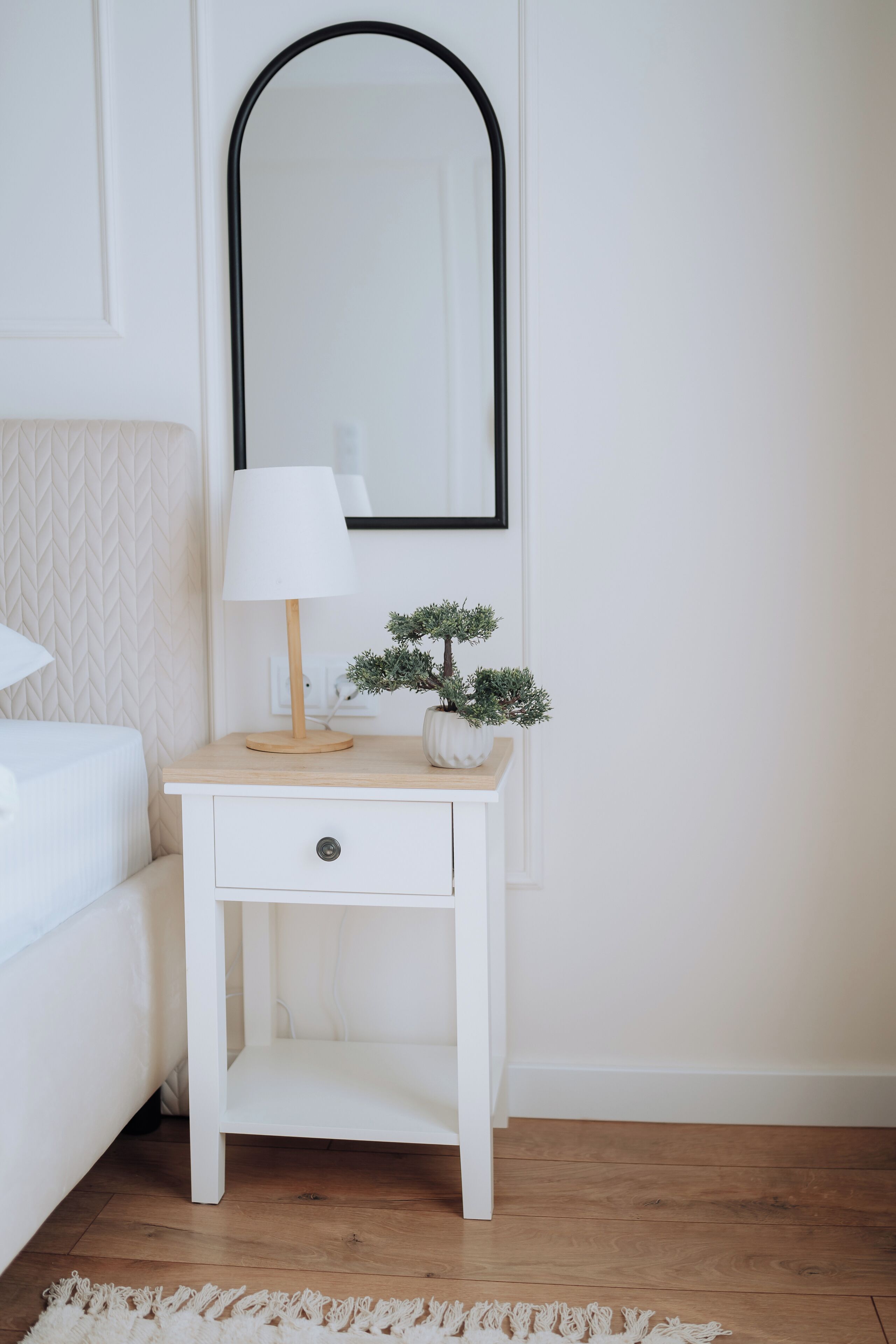 1 slaapkamer, een bureau, een strijkplank/strijkijzer, reisbedje