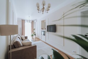 TV, fireplace - Historic Center 1BR - Workspace & Fireplace (Chișinău)