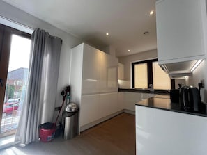 Apartment | Private kitchen | Fridge, microwave, oven, stovetop - Grosvenor Retreat in St Albans (St Albans)