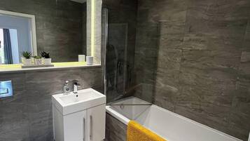 Apartment | Bathroom | Shower, towels