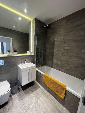 Apartment | Bathroom | Shower, towels - Grosvenor Retreat in St Albans (St Albans)