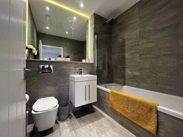 Apartment | Bathroom | Shower, towels