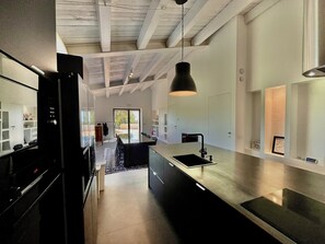 Frigorífic, microones, forn i placa de cuina 