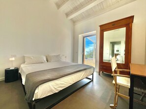 3 soveværelser, pengeskab på værelset, skrivebord, strygejern/strygebræt