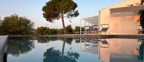 Una piscina al aire libre