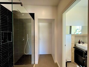 Bruser, hårtørrer, bidet, håndklæder