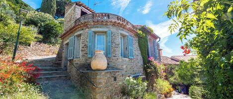 المنشأة من الخارج