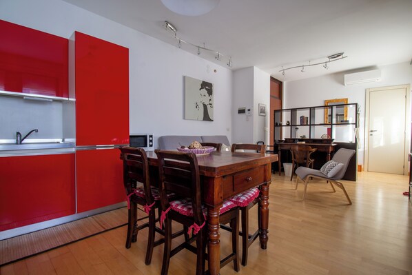 Apartment (1 Bedroom) | Private kitchen | Microwave, oven, electric kettle - Ungheria 25 (Udine)