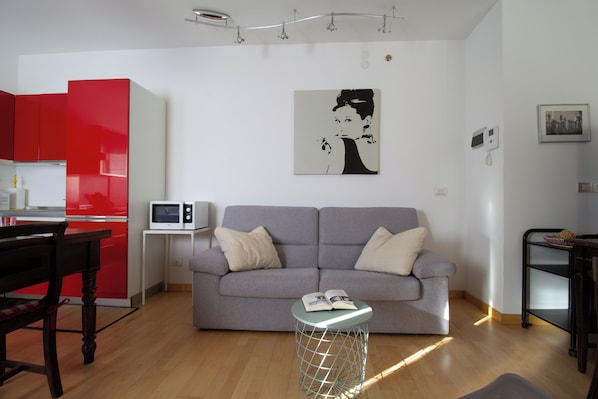 Huoneisto (1 Bedroom) | Oleskelualue | 32–tuumainen televisio, jossa kaapelikanavat